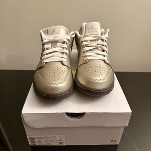 Nike Women's Air Jordan 1 Low SE - Metallic Zinc